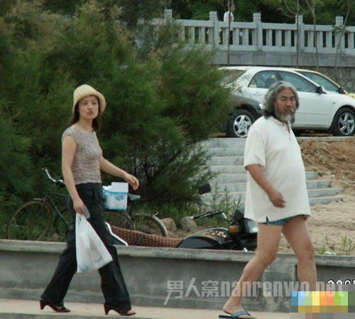 张纪中夫妇逛街
