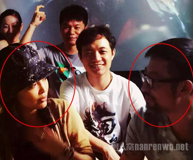 张纪中老婆和干儿子含情相视
