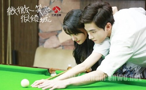 杨洋手把手教郑爽打桌球