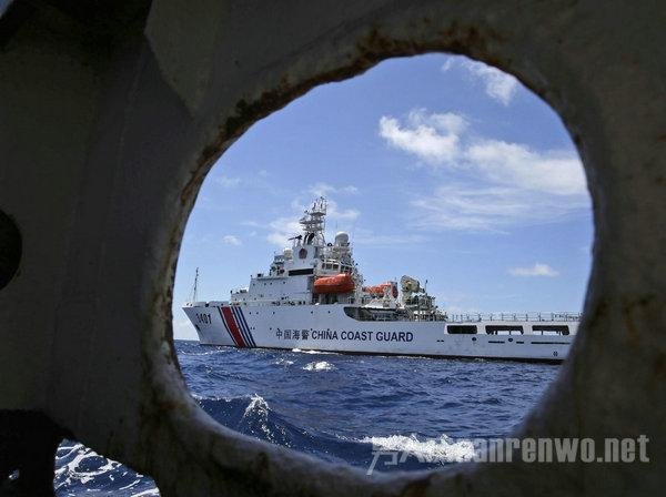 中国海警船拦截非法越界的菲渔船