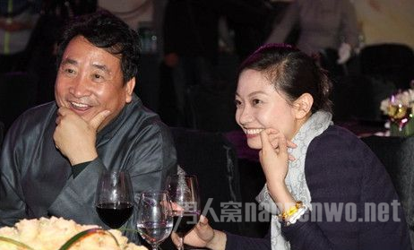 姜昆和女儿出席活动，笑容很美