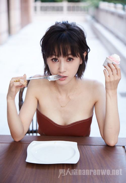 王子文性感低胸装
