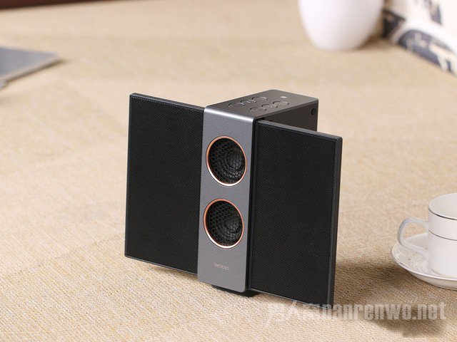 采用双翼折叠式设计