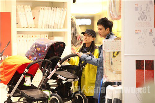陶昕然夫妇买婴儿用品