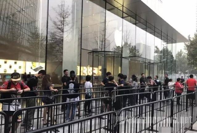 iPhone 7发售当日早上七点，北京华贸苹果店外已经有近五十人等候