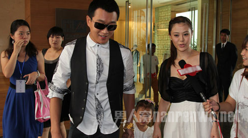 佟大为夫妇和大女儿参加婚礼