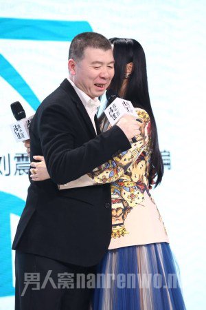 范冰冰被冯小刚熊抱
