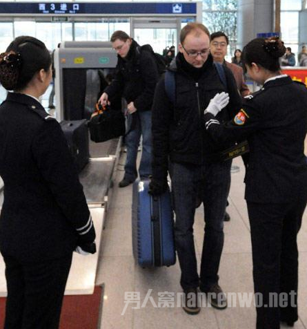 男子投诉女安检袭胸