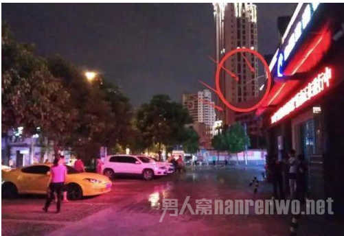 自制水枪对抗广场舞
