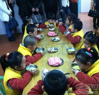 这家幼儿园的衣服咋感觉怪怪的，是不是监狱里面的~~
