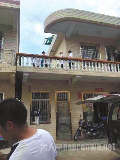 警方在嫌疑人邻居家二楼露台上发现女孩尸体