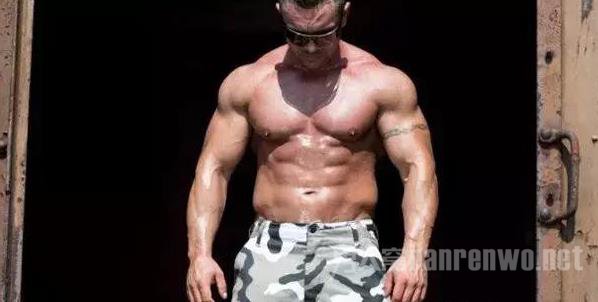 肌肉男