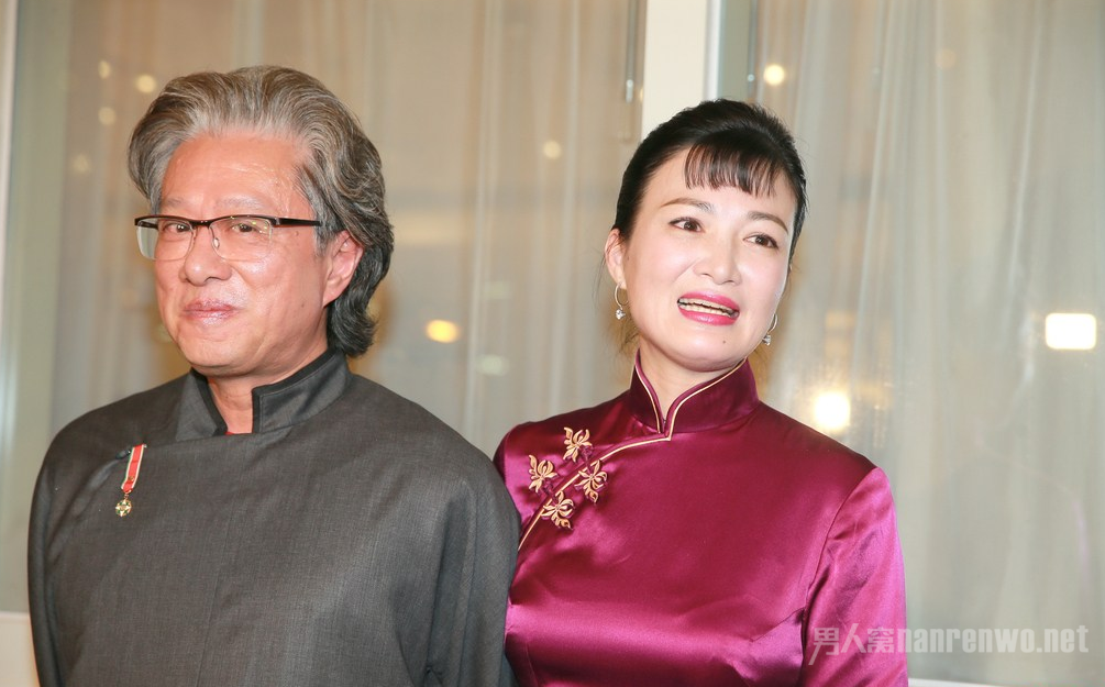 双儿陈少霞和老公笑容灿烂