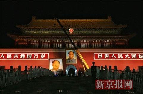 天安门换主席画像