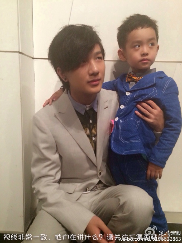 李宏毅抱娃