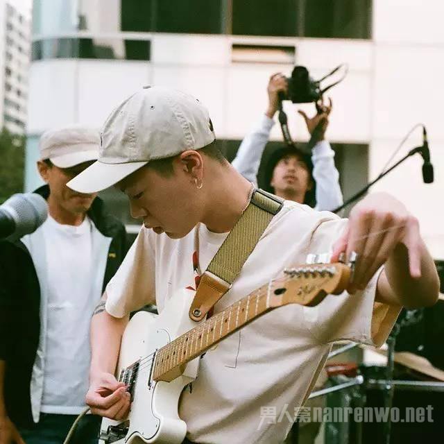 男人剪平头