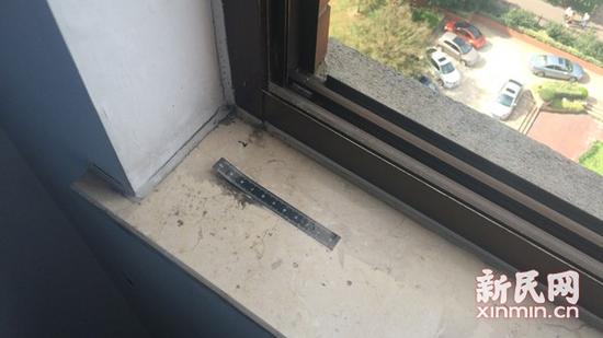 文科楼11层消防通道窗台口留有一标尺