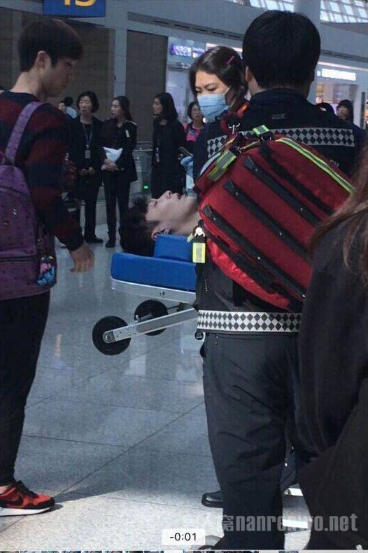 张艺兴机场晕倒