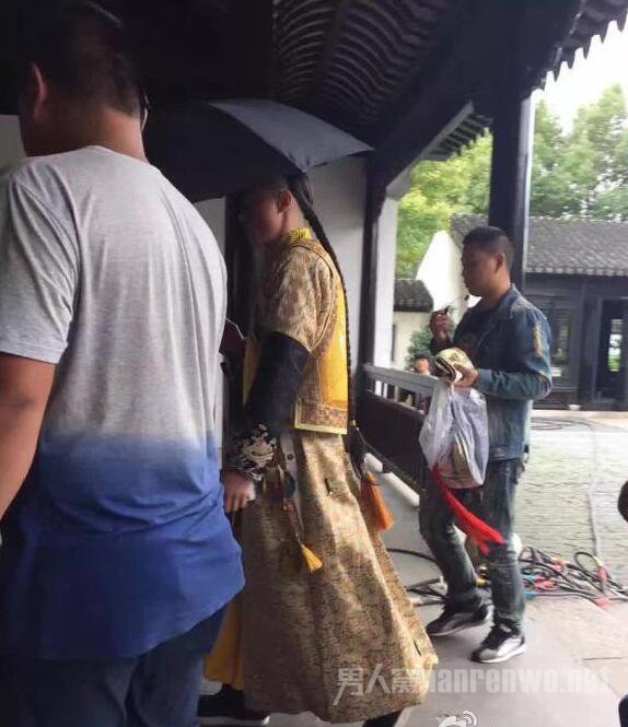 霍建华穿龙袍打伞