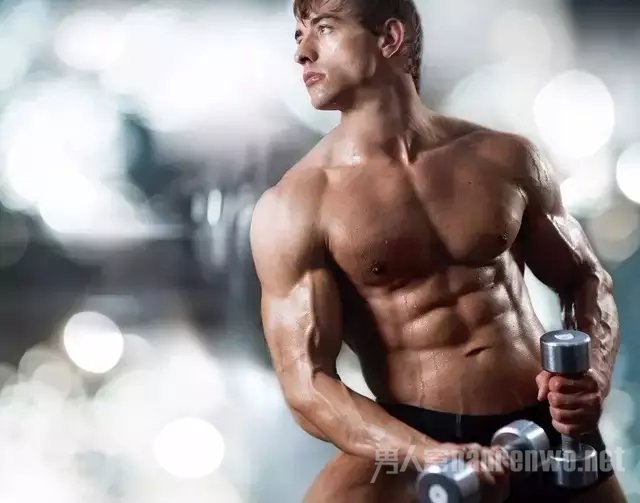 练腹肌的男人