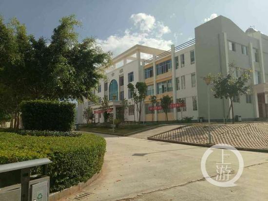云南中学挂横幅“滚去学习”引热议