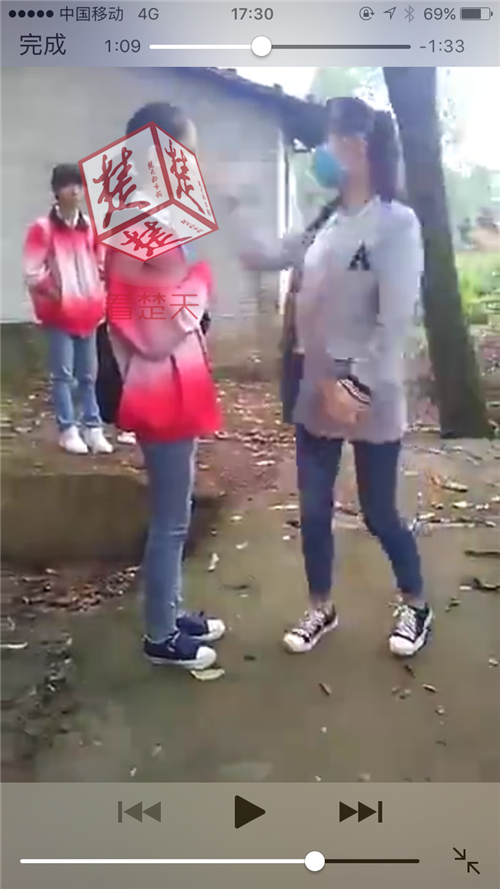 女生被多名同学群扇耳光