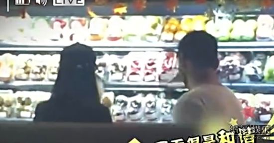 张雨绮与神秘男子逛超市