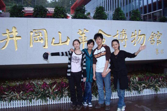 杨洋李沁十指紧扣