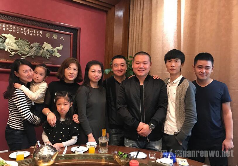岳云鹏晒与旧同事合照