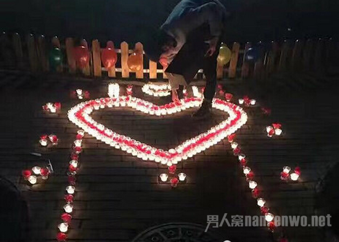 同性大学生操场求婚