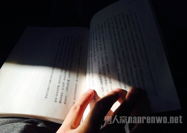 靳东看书