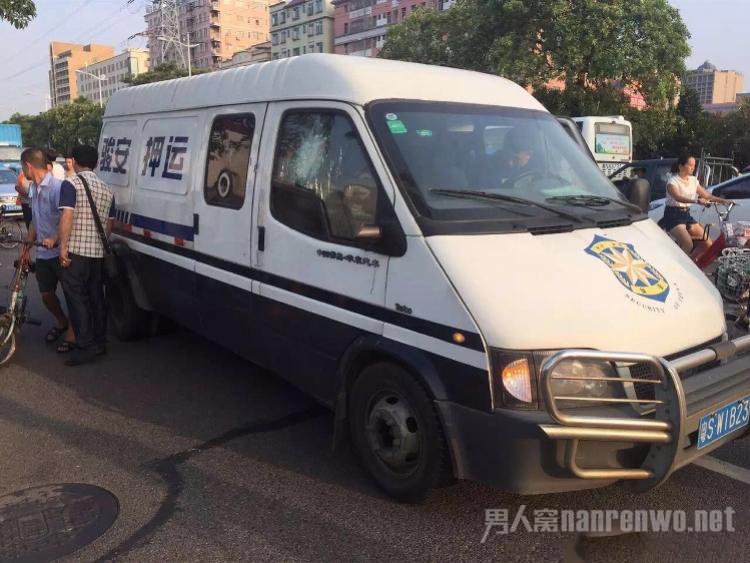 男子持砖追砸运钞车