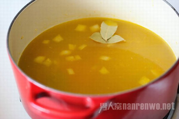胡萝卜片、香芹块和大蒜
