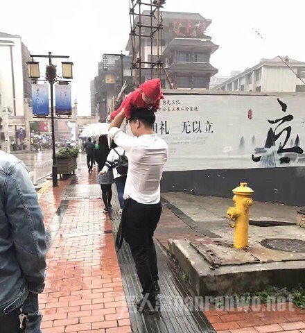 雨下这么大，你确定孩子是你亲生的?