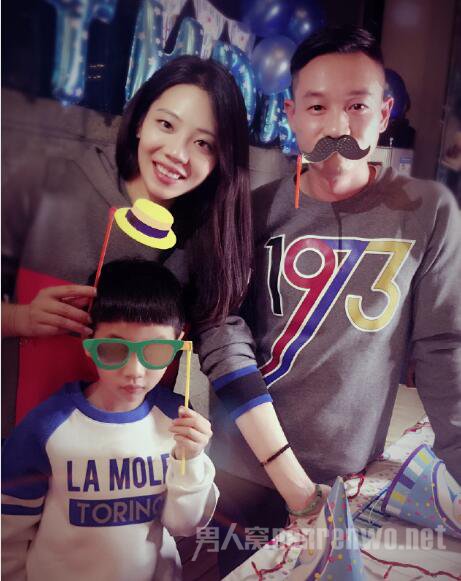 杨威庆祝结婚8周年