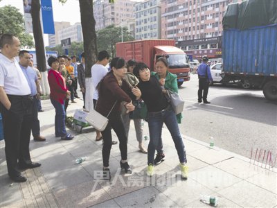 10月31日，黄武林的家人到现场悼念