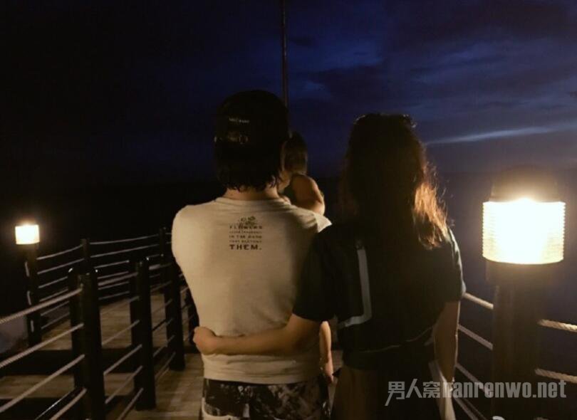 章子怡汪峰海边游玩