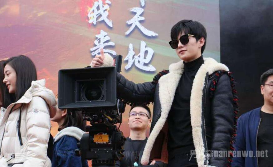 杨洋亮相开机仪式