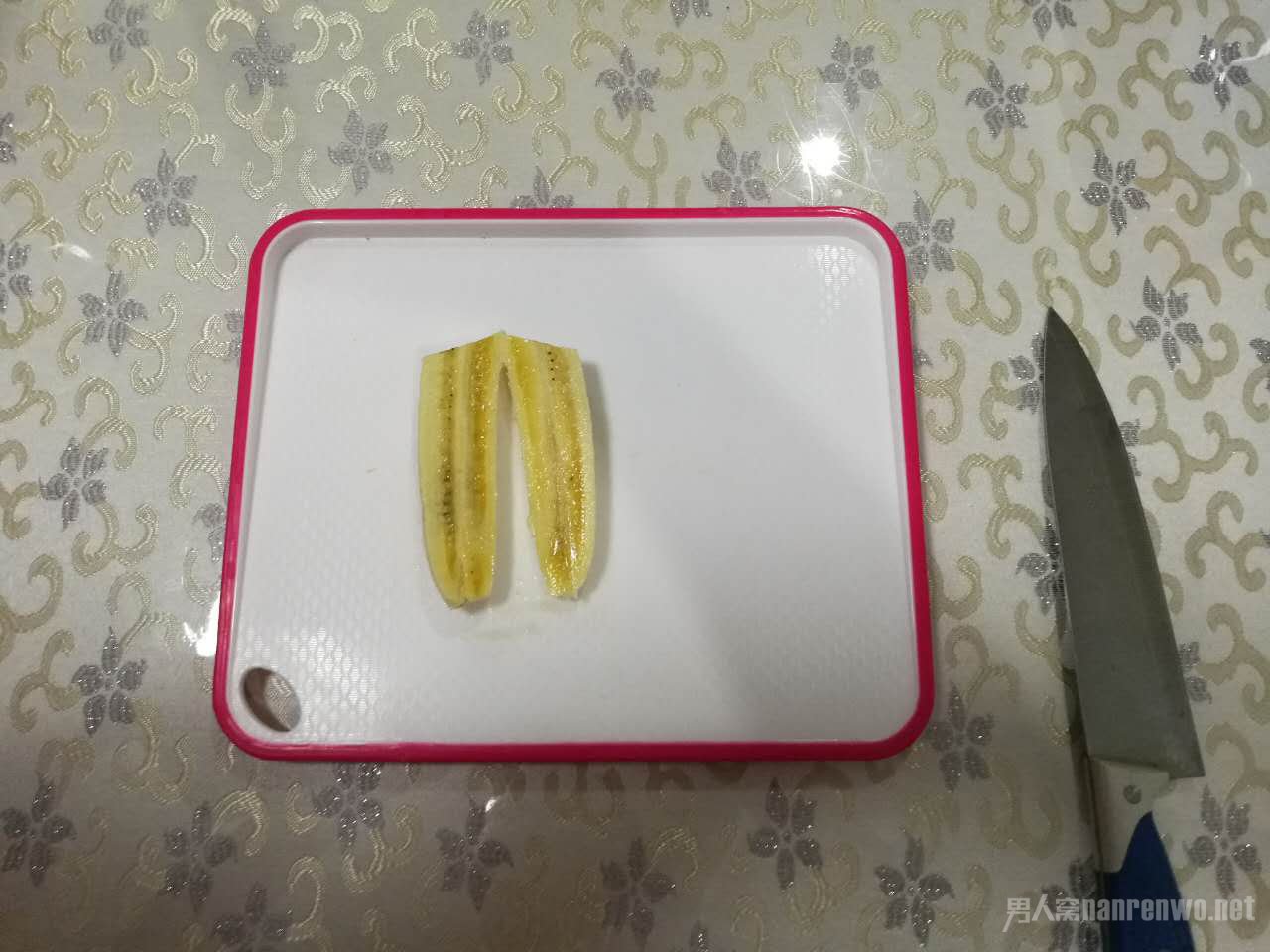 香蕉对半剖开