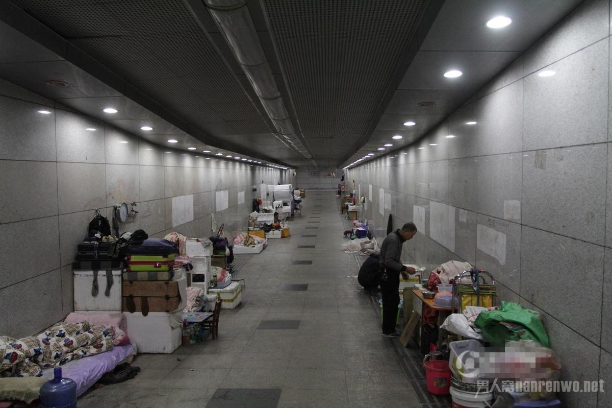 流浪汉蜗居地下通道 组团建立温馨大“家庭”:蜗居装修公司