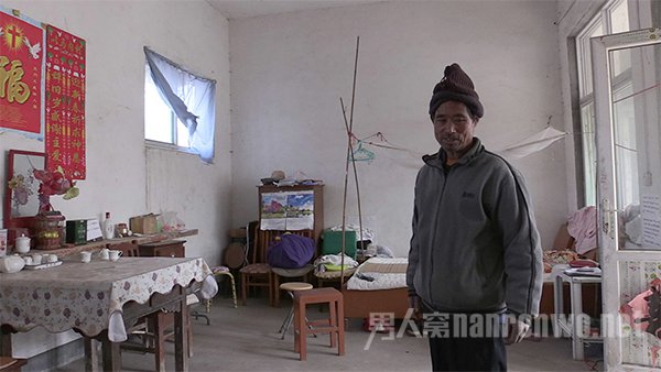 王老太太和夏老汉的家里几乎没有什么像样的家具。