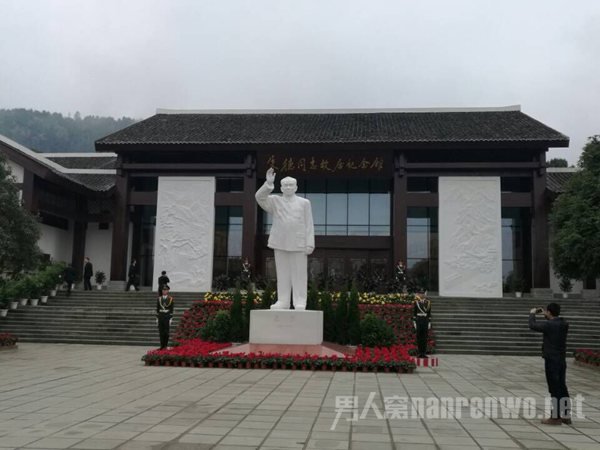 朱德石像