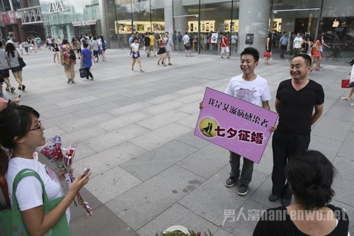 刘石在门口征婚
