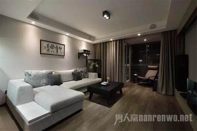 实木打造新鲜气味 深色显示老练气质:一个很有古典气味的女孩,气质很好