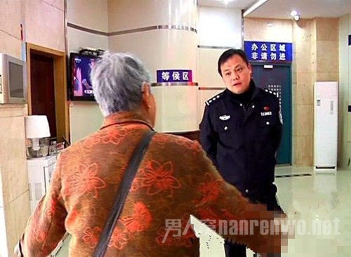 老太捡到驾驶证