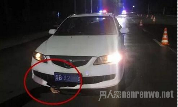 车底伸出血手