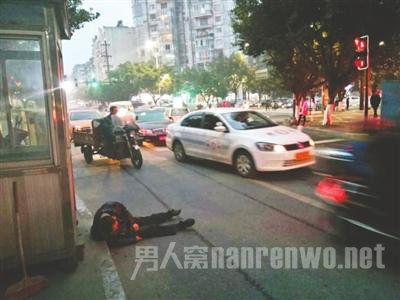 男子醉卧街头被货车碾断腿