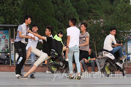 遇校外青年欺凌不敢言声