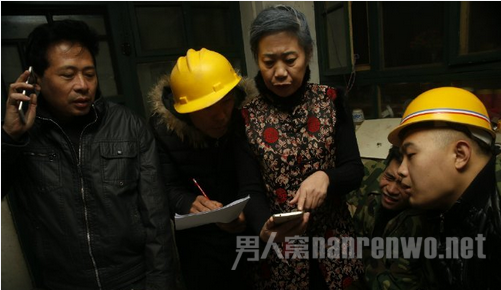 大妈帮农民工抢票