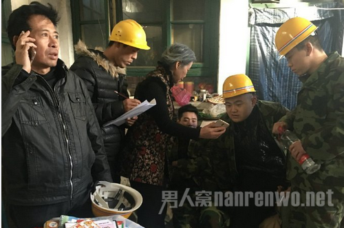 大妈帮民工抢票